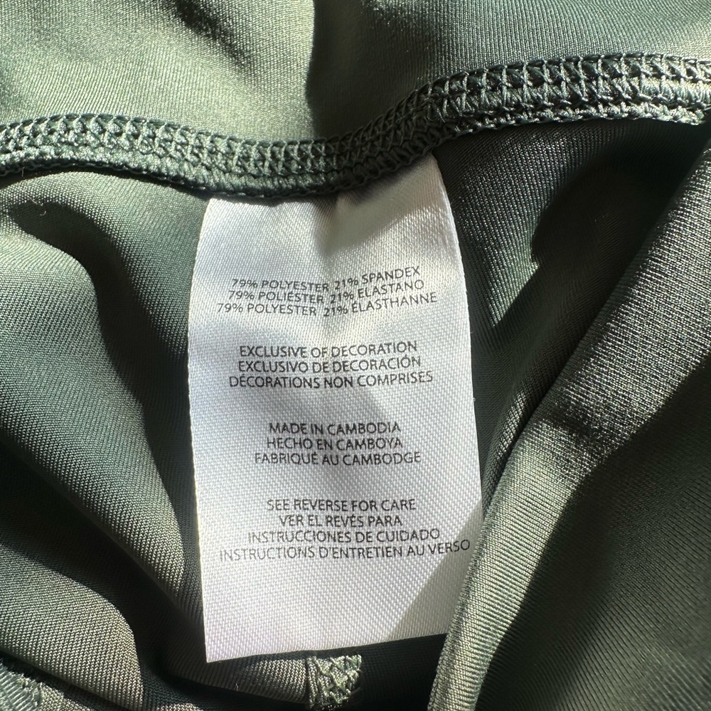 NWOT- Women GapFit high-rise flared yoga leggings, Sz. small. - Picture 7 of 7
